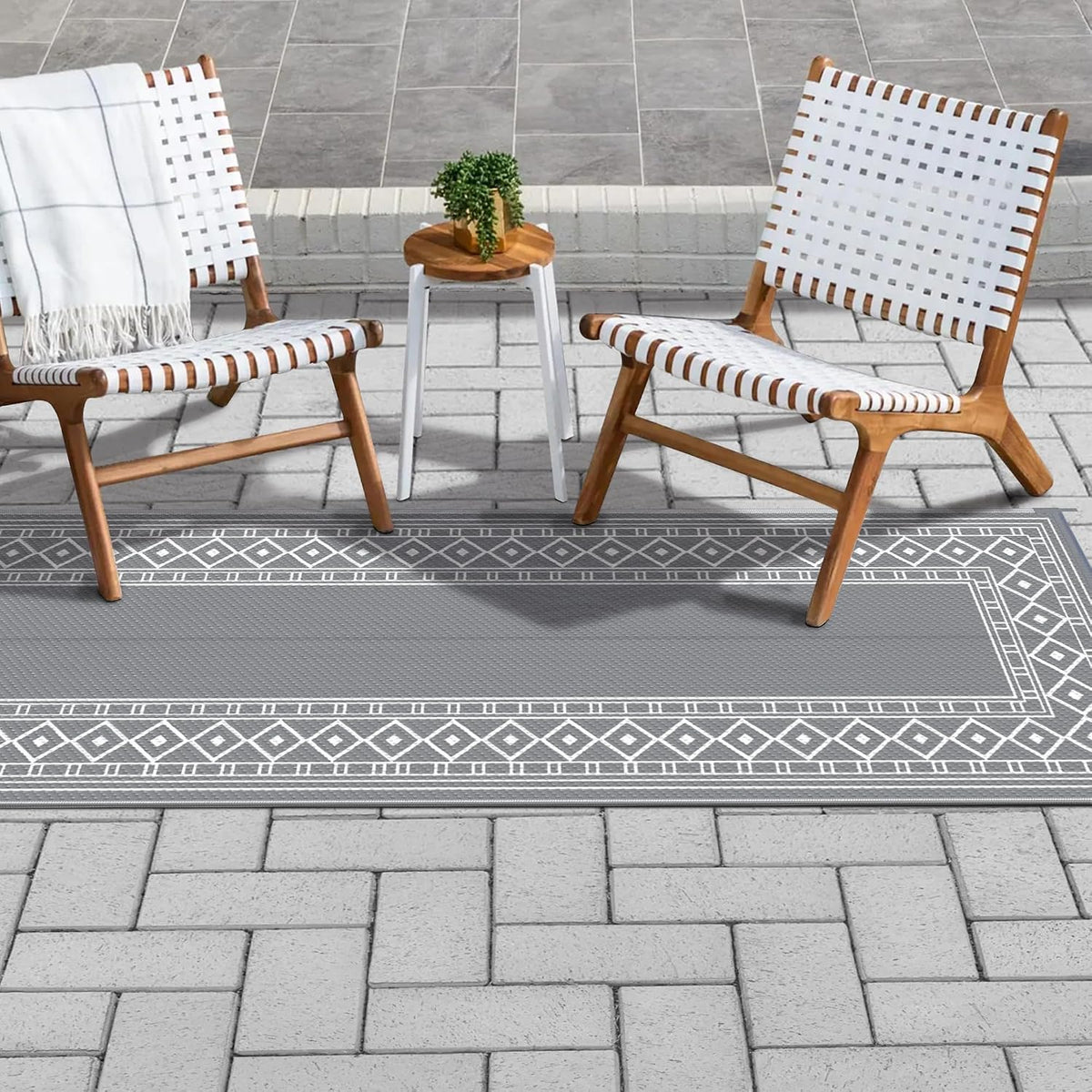 Grey‑White Outdoor Runner